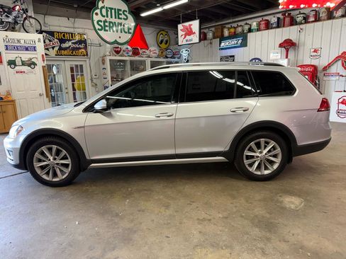 Used 2017 Volkswagen Golf Alltrack SEL image 2