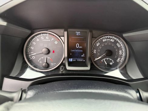 Used 2017 Toyota Tacoma TRD Sport image 11