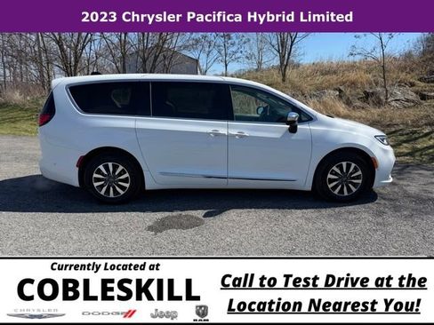 Used 2023 Chrysler Pacifica Limited FWD image 3