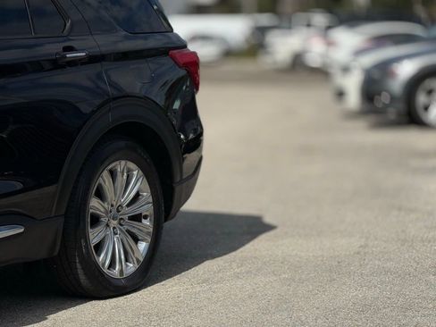 Used 2020 Ford Explorer Limited image 2