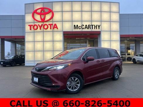 Certified 2025 Toyota Sienna LE image 1