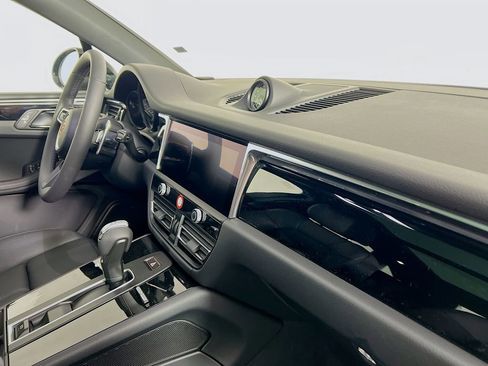 New 2026 Porsche Macan Base image 31