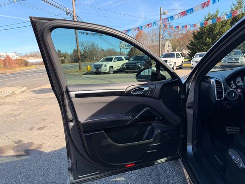 Used 2016 Porsche Cayenne GTS image 23