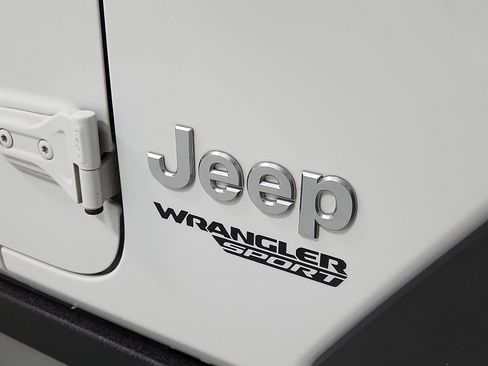 Used 2019 Jeep Wrangler Sport image 9