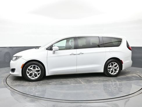 Used 2018 Chrysler Pacifica Touring Plus w/ Tire & Wheel Group image 9