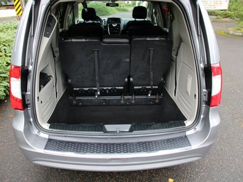 Used 2014 Chrysler Town & Country Touring image 18