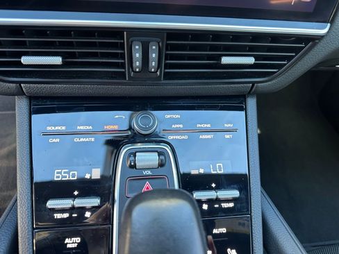 Used 2022 Porsche Cayenne Platinum Edition image 25