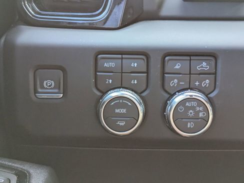 Used 2024 GMC Sierra 1500 AT4 w/ Technology Package image 21