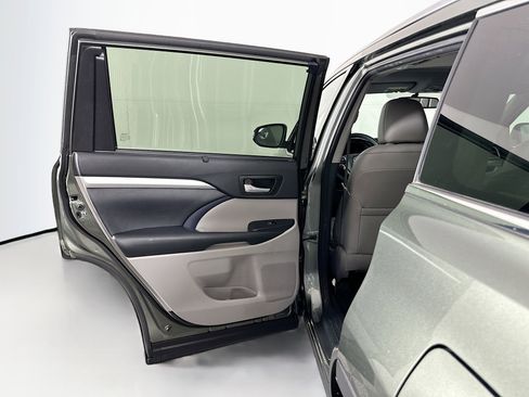 Used 2016 Toyota Highlander XLE AWD/4WD image 27