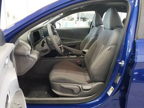 Certified 2025 Hyundai Elantra SE FWD image 12