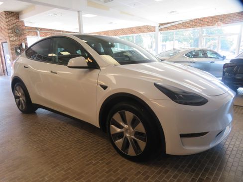 Used 2024 Tesla Model Y Long Range AWD/4WD image 57