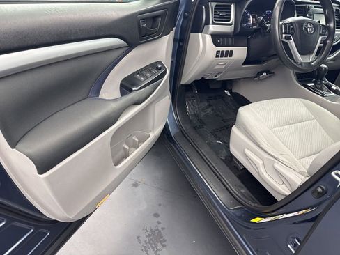 Used 2019 Toyota Highlander LE image 30