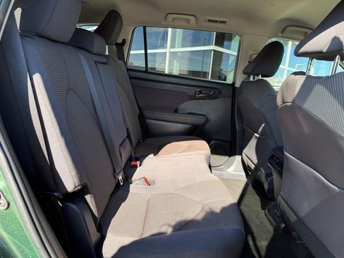 Used 2024 Toyota Highlander LE AWD/4WD image 12