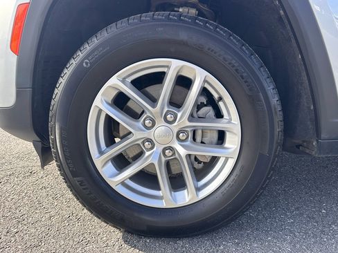 Used 2024 Jeep Grand Cherokee Laredo X image 8