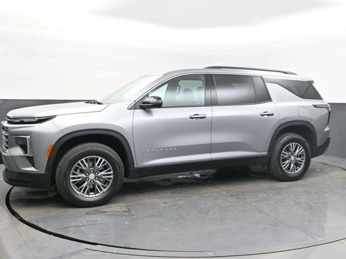 Used 2025 Chevrolet Traverse LT image 5