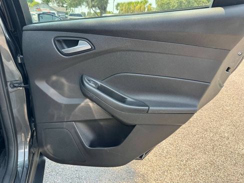 Used 2017 Ford Focus SE FWD image 39