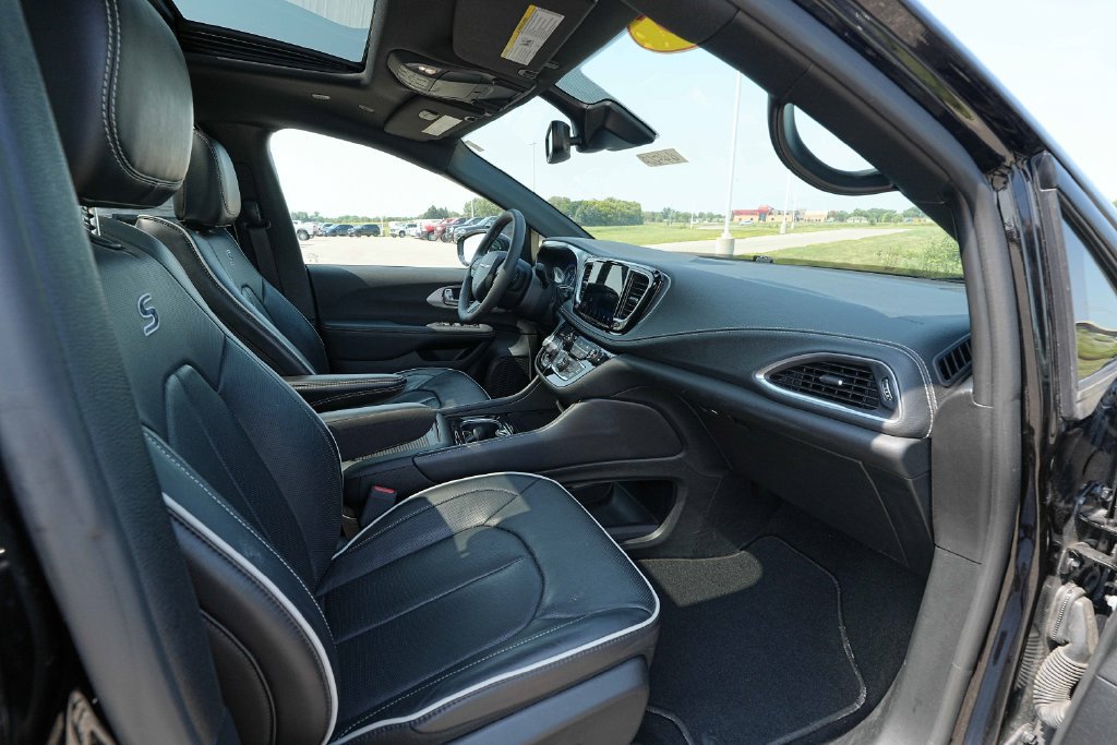 Used 2025 Chrysler Pacifica Limited FWD image 23