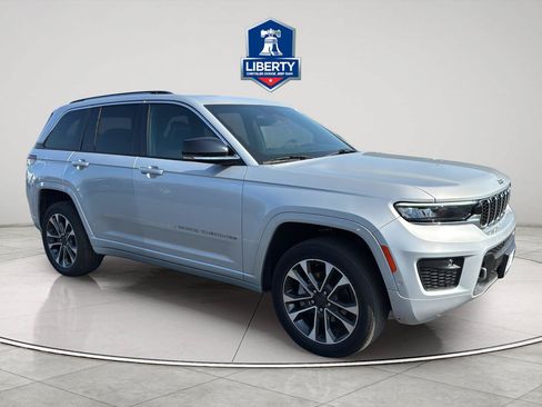Certified 2022 Jeep Grand Cherokee Overland w/ Luxury Tech Group IV AWD/4WD image 15
