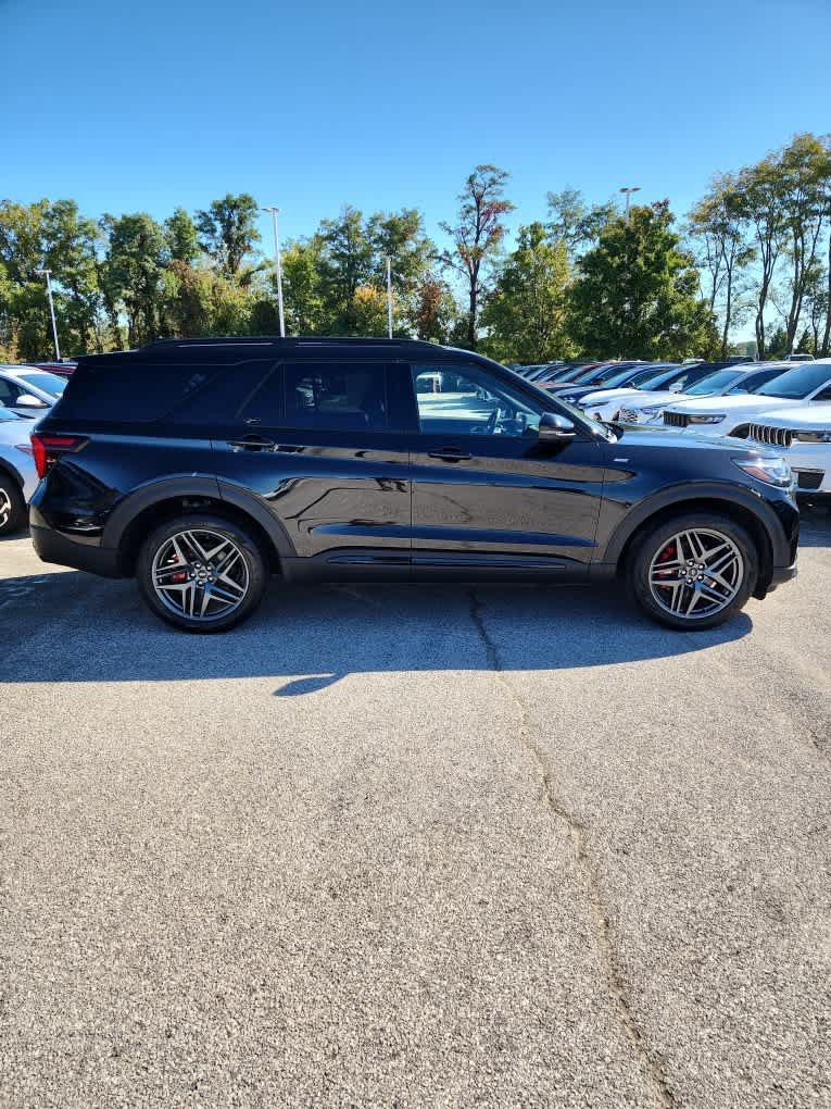 Used 2025 Ford Explorer ST-Line w/ ST-Line Street Pack AWD/4WD image 18
