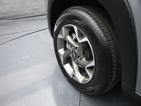 Used 2025 Chevrolet Trax LT w/ Sunroof Package image 32