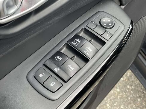 Used 2019 Jeep Cherokee Latitude Plus FWD image 15