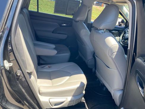 Used 2021 Toyota Highlander XLE FWD image 17