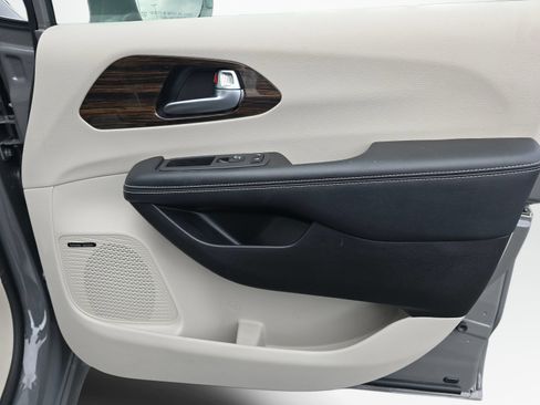 Used 2022 Chrysler Pacifica Limited FWD image 24
