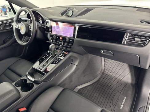 Certified 2025 Porsche Macan image 30