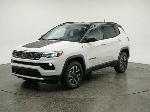 Used 2025 Jeep Compass Trailhawk AWD/4WD image 3