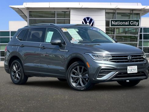 Certified 2023 Volkswagen Tiguan SE w/ Panoramic Sunroof Package image 2