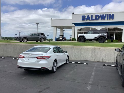 Used 2019 Toyota Camry XLE FWD image 7