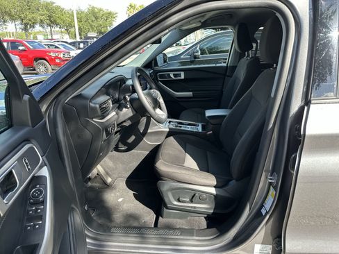 Used 2023 Ford Explorer XLT RWD image 2