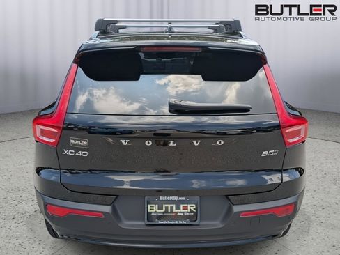 Used 2023 Volvo XC40 B5 Plus image 5