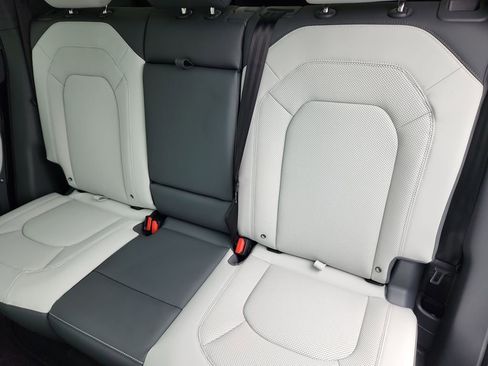 New 2026 Land Rover Defender 110 X-Dynamic SE image 23