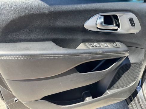 Used 2020 Chrysler Pacifica Touring-L Plus w/ Advanced Safetytec Group FWD image 27