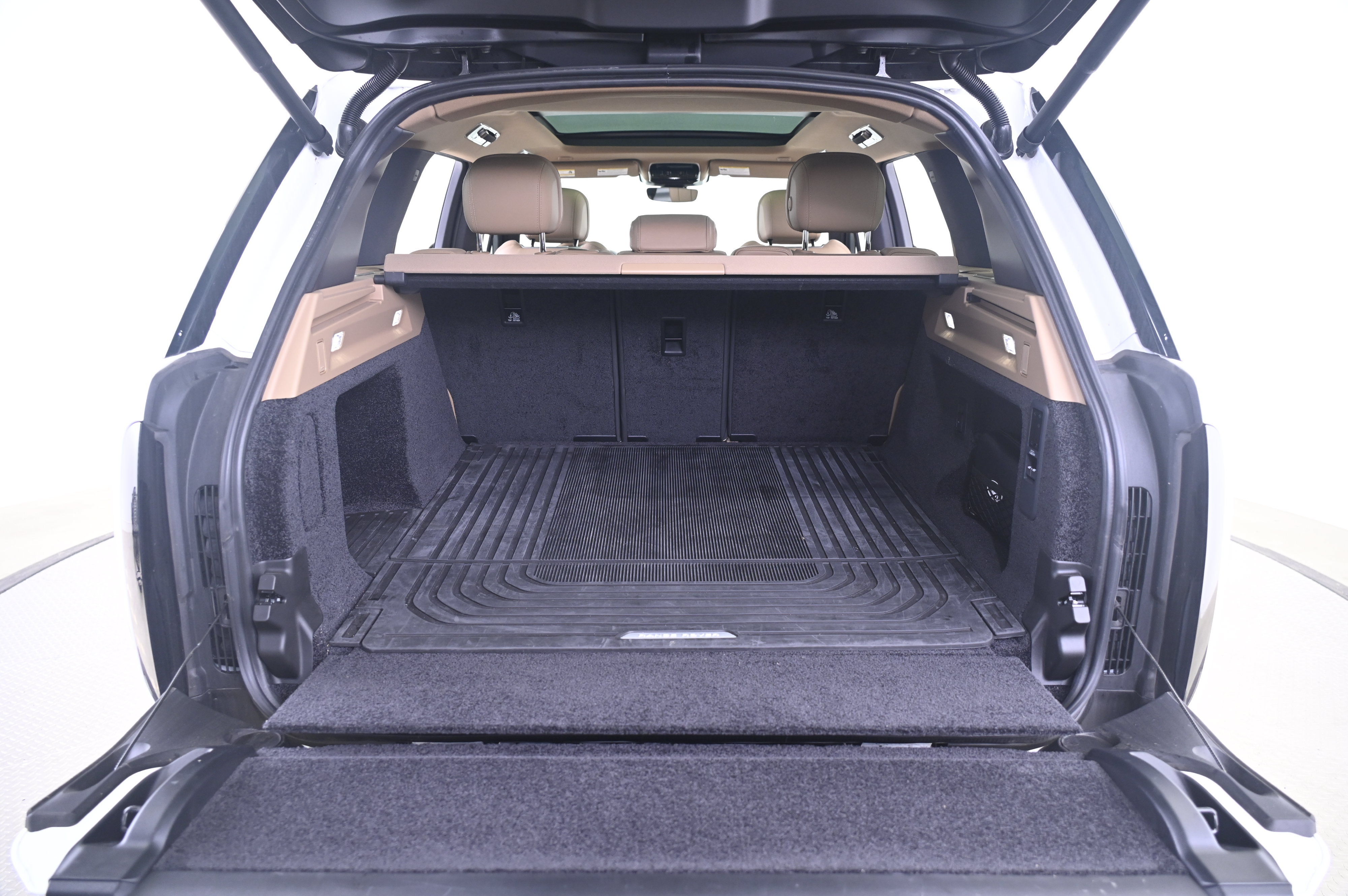 Used 2025 Land Rover Range Rover SE AWD/4WD image 15