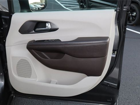 Used 2017 Chrysler Pacifica Touring w/ Tire & Wheel Group image 28