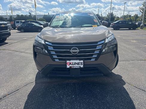 Used 2024 Nissan Rogue SV image 3