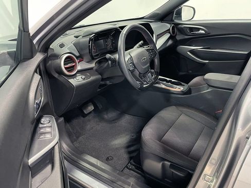 Used 2024 Chevrolet Trax RS FWD image 19