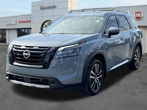 Used 2025 Nissan Pathfinder Platinum FWD image 3