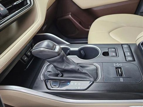 Used 2021 Toyota Highlander XLE image 15