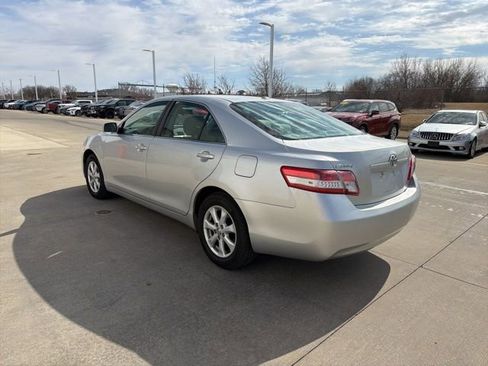 Used 2011 Toyota Camry LE image 5
