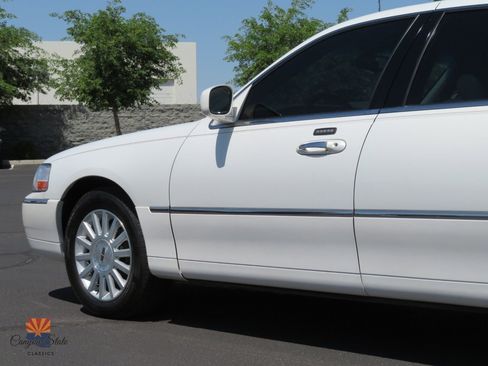 Used 2003 Lincoln Town Car Executive image 22