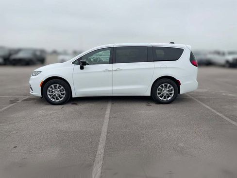 New 2026 Chrysler Pacifica Select image 6