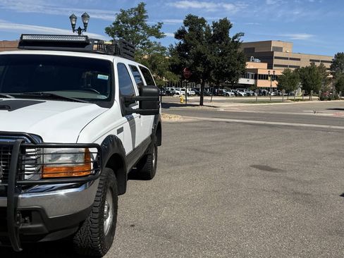 Used 2000 Ford Excursion XLT AWD/4WD image 2