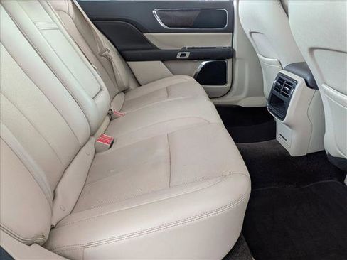 Used 2018 Lincoln Continental Select image 19