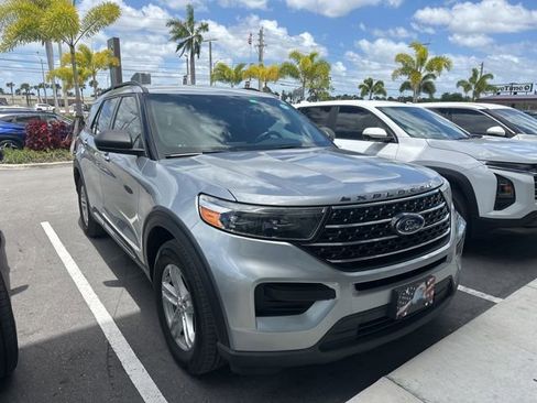 Used 2020 Ford Explorer XLT image 2