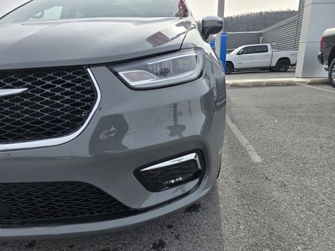 Used 2023 Chrysler Pacifica Limited image 10
