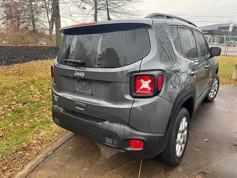 Used 2023 Jeep Renegade Latitude w/ Premium Group image 3