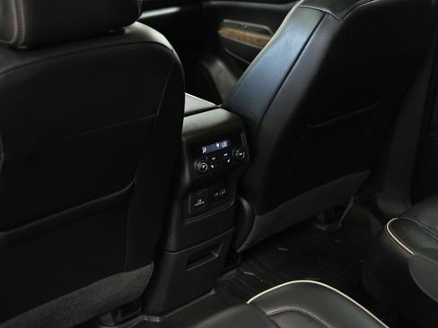 Used 2022 GMC Acadia Denali w/ Denali Ultimate Package image 25